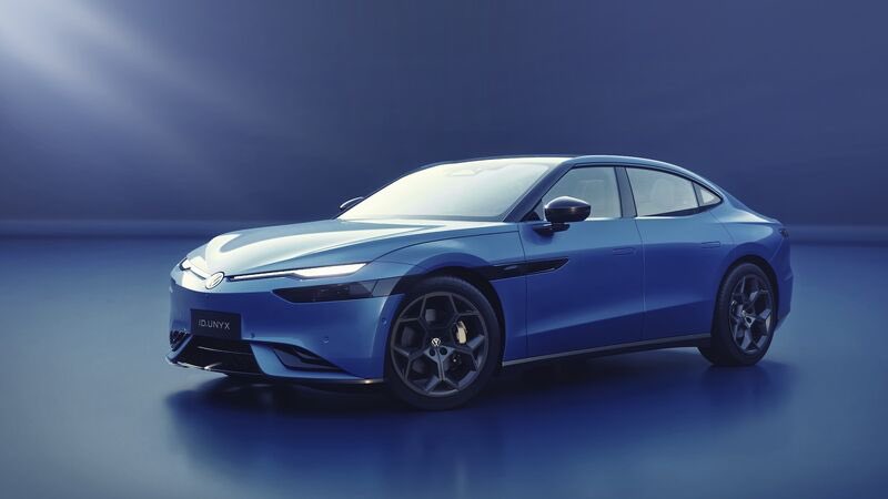 Yoann_en_VE's tweet photo. 🚨 VOLKSWAGEN : DÉJÀ −10 % AU LANCEMENT !

L’ID. UNYX 09, développée avec XPeng, arrive en Chine moins chère qu’en prévente.

📉 ≈ 26 800 € → 24 100 €
🎯 ≈ 22 800 € pour 500 Ultra noires

Pour ce prix :

📏 Berline de 5,08 m
🔋 Batterie CATL LFP de 92 kWh
🚗 Jusqu’à 755 km CLTC
⚡ 250 km récupérés en cinq minutes, selon Volkswagen
🧠 Conduite assistée XPeng

Une grande Volkswagen électrique à ce tarif : la concurrence chinoise impose ses règles.

🇨🇳 Conversions des prix chinois. Aucun tarif français annoncé. CLTC ≠ WLTP.
