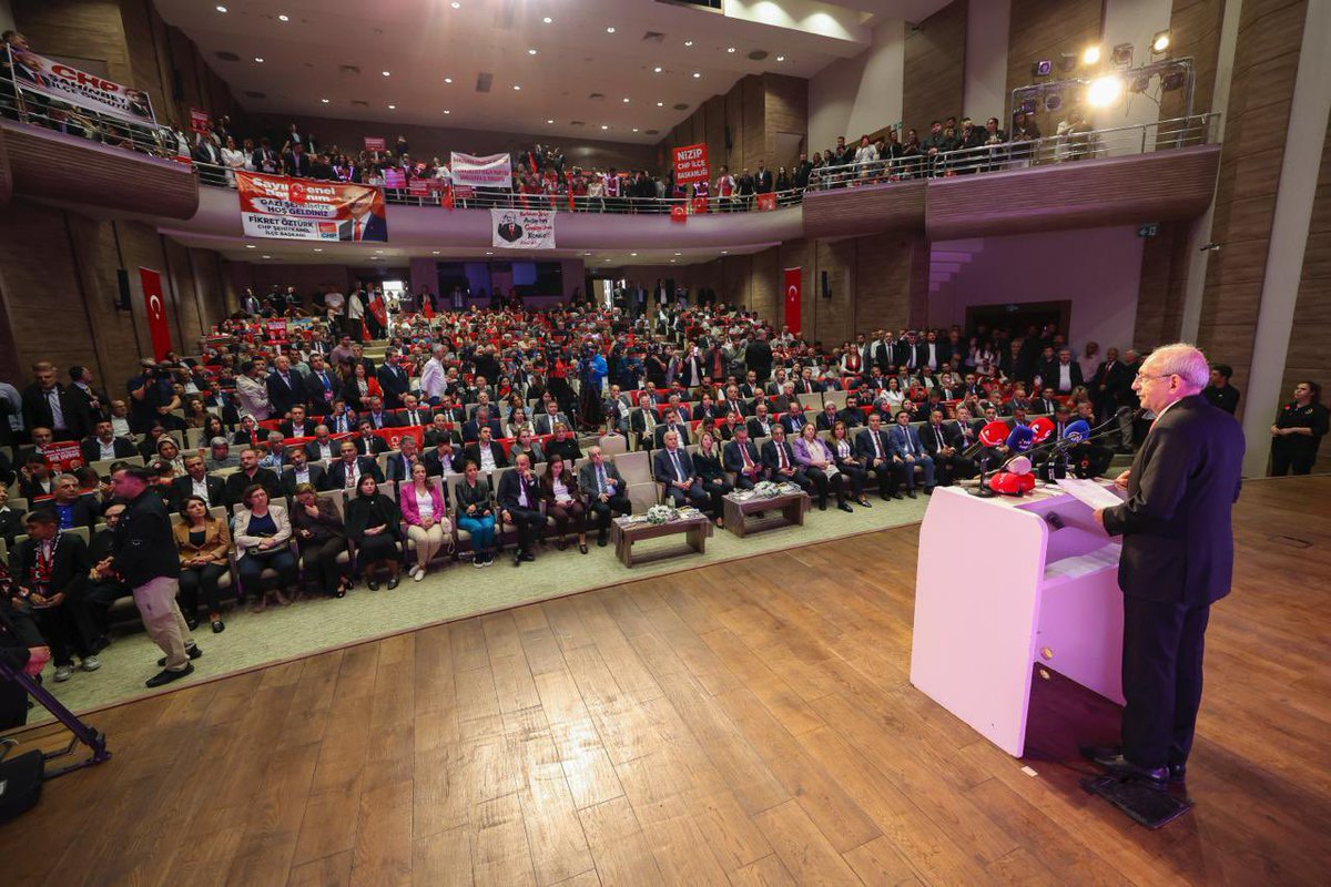 muslimsarichp's tweet photo. Genel Başkanımız Sayın Kemal Kılıçdaroğlu ile birlikte Gaziantep’te düzenlenen “Millî Bilinç, Yükselen Sanayi, Kazanan Çiftçi” programına katıldık.

Bu ülkede bir arada yaşıyorsak, karşı karşıya olduğumuz sorunları da birlikte çözmek zorundayız. Türkiye’nin sorunlarını emperyal güçler gelip çözemez. Çözüm, kendi irademizde, ortak aklımızda ve toplumsal dayanışmamızdadır.

Türkiye’nin sorunlarının çözümü, ayrışmada değil, ortak değerlerimiz etrafında buluşmaktadır. Ülkemizin geleceğini birlik ve beraberlik içerisinde, kendi irademizle inşa edeceğiz.