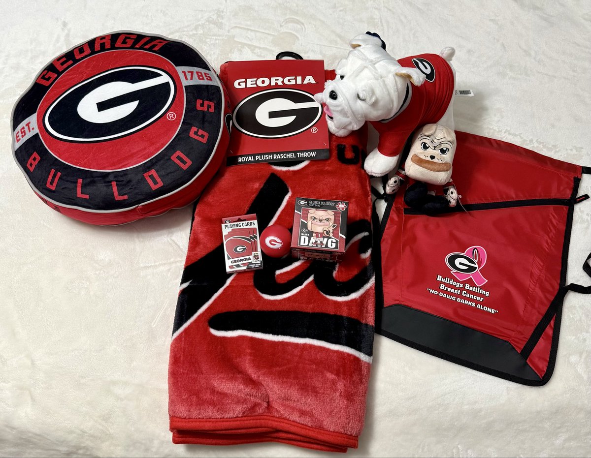 bbbc_athens's tweet photo. The past 2 years in December, we’ve shown some DAWG LOVE to every child admitted to the CHOA Aflac Blood Disorder &amp; Cancer Center in Atlanta. Year 3 is in the works now. Donate or sponsor a family if you can. No Dawg Barks Alone. 🎅🏻 🎄 https://t.co/tdJaPa6ivE