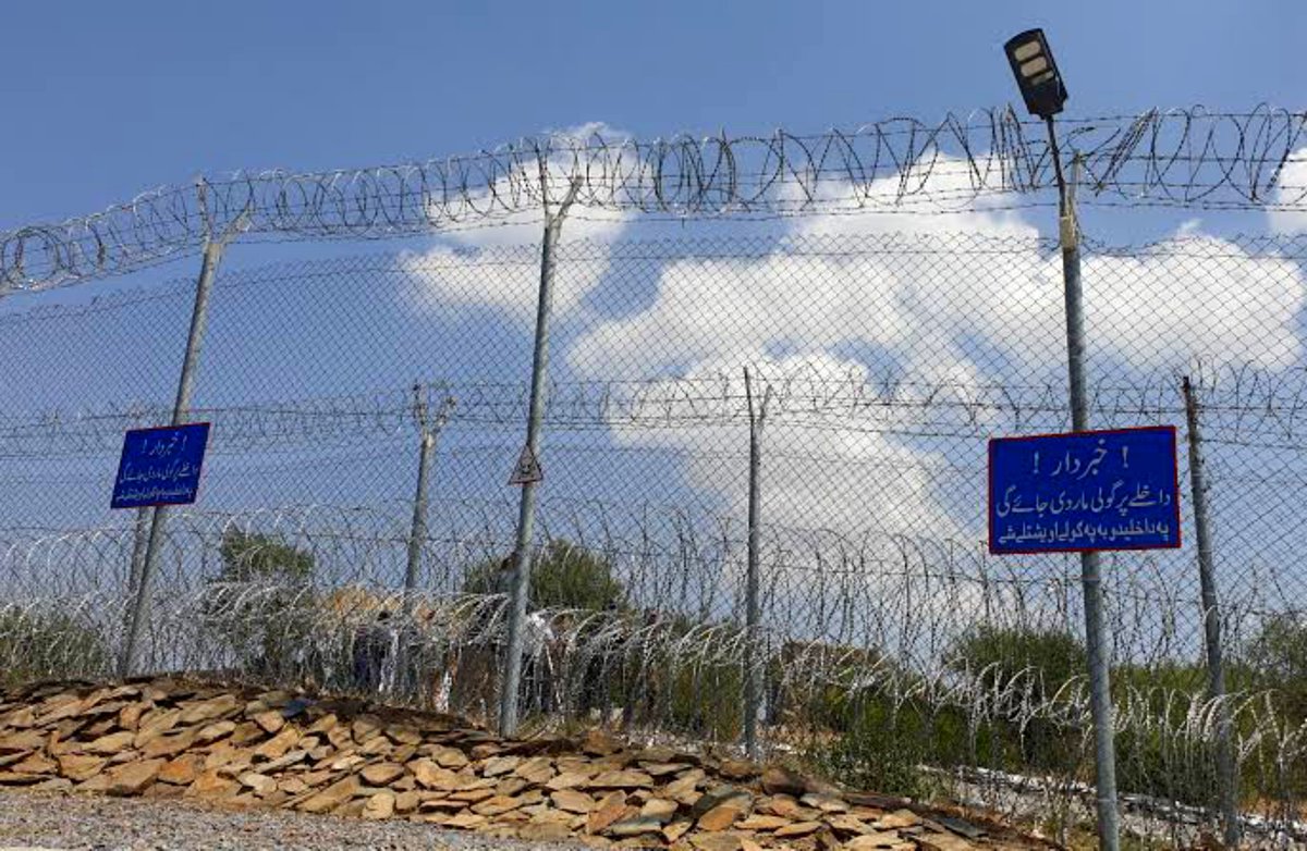 Mohsin_o2's tweet photo. Two Afghan nationals were shot by Pakistani border forces while attempting to illegally cross the Pakistan-Afghanistan international border. https://t.co/XToW8ltIHk
