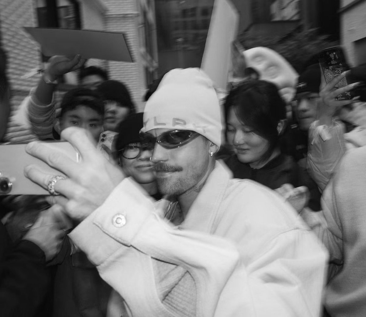 offmybieber's tweet photo. HIM SIGNING AUTOGRAPHS FOR BELIEBERS. WE ARE SO BACK. 🥹💜 https://t.co/jdaMiV9iKF