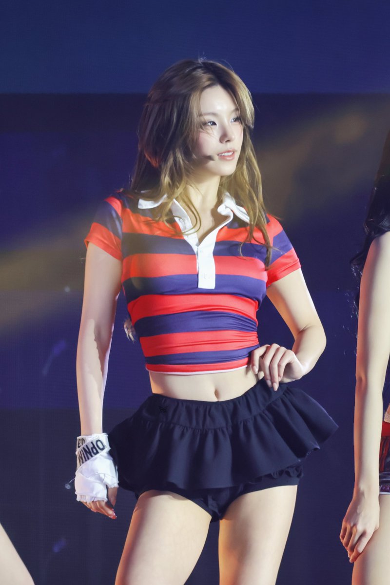 Luz_Yejiholic's tweet photo. Idc if it's a repeat outfit, she looks so damn fine https://t.co/GtieI8sMRj