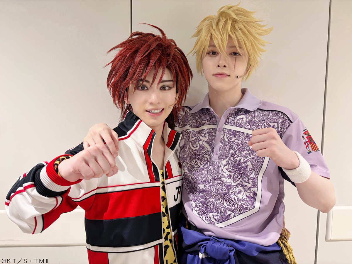 TennimuNews's tweet photo. 【 #新テニミュ 】21・22公演目🎾
本日もご来場、誠にありがとうございました！公演も折り返しとなり、いよいよ後半戦です。遠山くんセダくんの2Sをお届け📸
また、本日夜公演にトリスタン・バルドー役 鮎川太陽くんが来てくれました🇫🇷🏇💨
明日10/25は12:30/17:30の2回公演です。大阪公演も残り１日。ご来場お待ちしております！