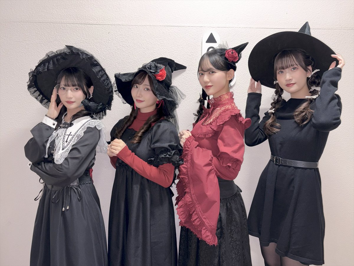 seigura's tweet photo. 『声グラハロウィーン2026』

青木陽菜さん・青山なぎささん・浅見香月さん・薬師寺李有さんが〈オシゴト着〉と〈魔女服〉でハロウィーンを仲良く満喫しました🎃

オリジナル朗読劇にドリンク調合などもりだくさんの企画で4名のキャスト陣の個性が光っていましたね✨

レアな仮装姿のイベント記念グッズが本日よりインフォスクエアにて受注開始📢お見逃しなく🙌

#声グラハロウィーン2026