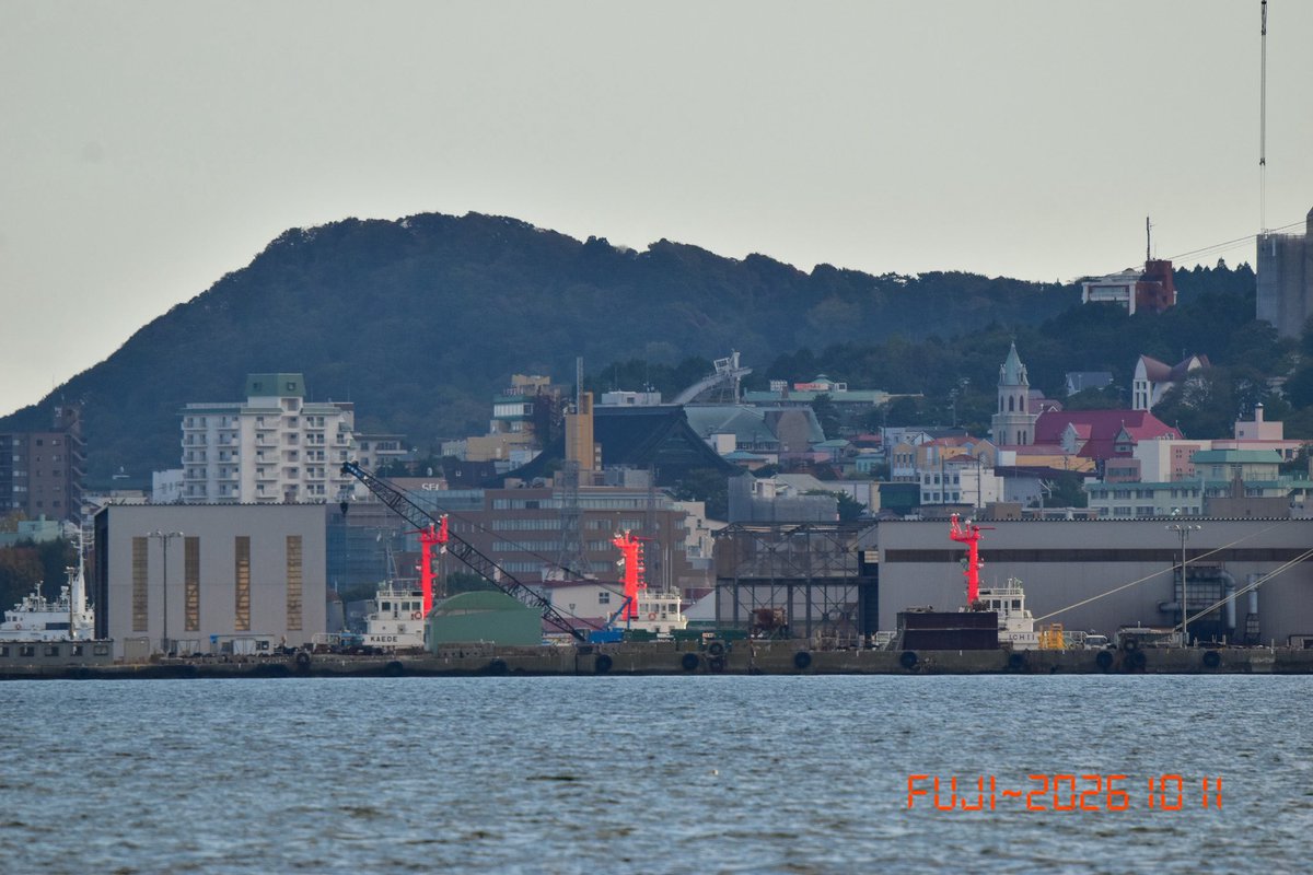 fuji_no08's tweet photo. ブルームーンから見えた

函館どつく
いちい、さくら、かえで、ともえ

函館市青函連絡船記念館摩周丸
手を振ってくれてる人居る😳 https://t.co/GueTqCSknK