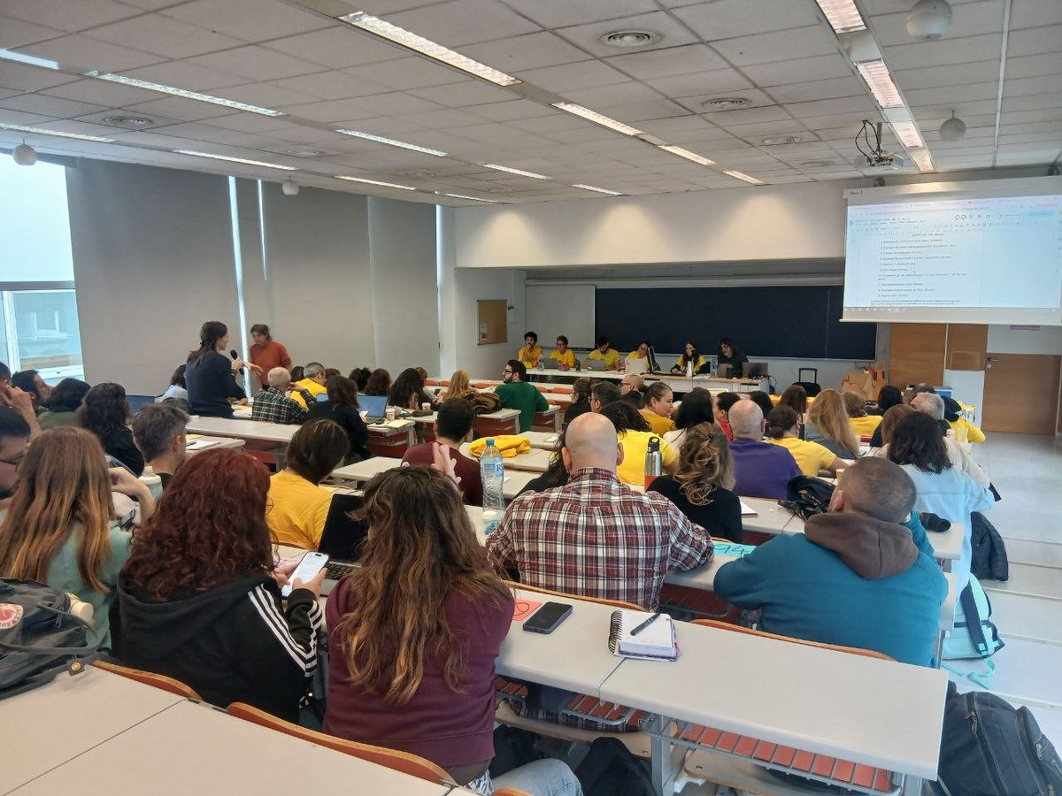 InterEducacio's tweet photo. 📍La Intersindical som a l'Assemblea Educativa de Catalunya (AEC) de la ciutat de Lleida.

👉 Treballem per organitzar-nos des de la base en les mobilitzacions i lluites educatives que el nostre país necessita per assolir una educació pública, de qualitat i en català. https://t.co/AJJCDTkHdO