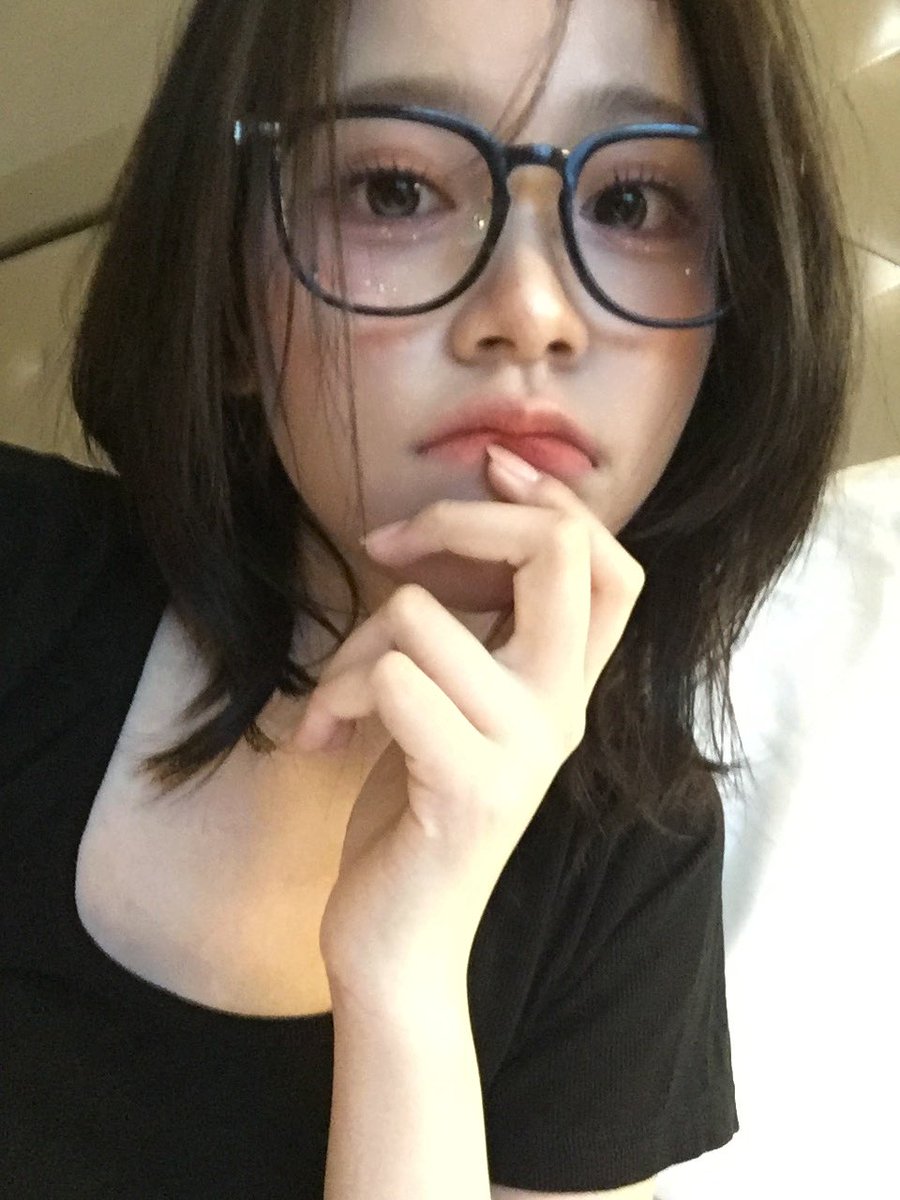 asthecoldbites's tweet photo. iyaa udah jangan diliatin terus akunya maluuuu… a-apa… mau aku deliv naspad ke korea…? sekarang…? aduh sayang aku gak yakin boleh naik pesawat bawa itu… apa? lari di air aja? i-iya sayang aku jadi the flash buat kamu iya sebentar… https://t.co/EAXgjtYexB