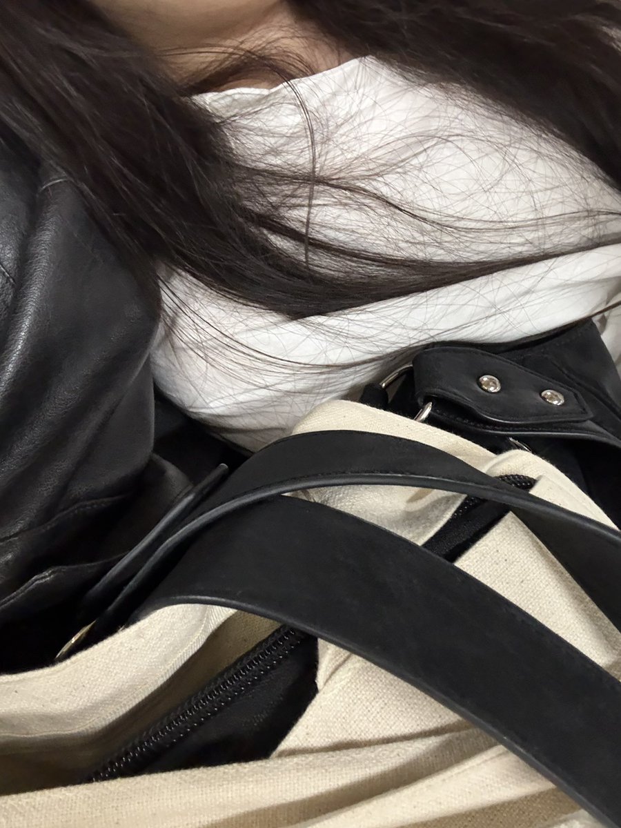 n_y0322's tweet photo. 駅のホームでもラブラブな私たち
 #同性カップル  #wlw https://t.co/fLMLcmpHPE