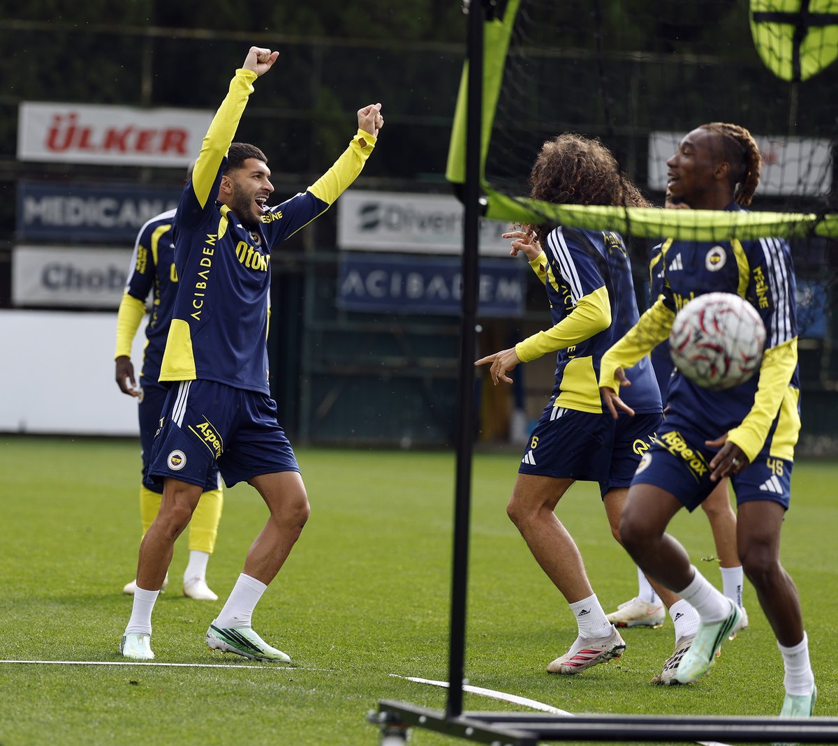 Fenerbahce's tweet photo. 📸 Galatasaray maçı hazırlıklarımız sürüyor. https://t.co/bwniTPYKu4