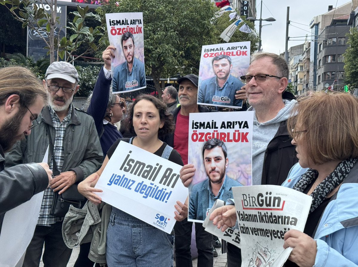 HamdiCelikbas6's tweet photo. Gazeteciler 10 ilde sokakta: Yürüyüşe Özgür Özel de katıldı! 

Medya çalışanları ve meslek örgütleri, gazetecilere yönelik tutuklama, ev hapsi, erişim engeli ve medya kuruluşlarına kayyum uygulamalarına tepki göstermek için 10 ilde sokağa çıktı. 

“Sansüre hayır, habere özgürlük” sloganıyla düzenlenen eylemlere vatandaşlar da destek verirken, yürüyüşlerde “Gazeteciler tutsak, foncular özgür” sloganları atıldı.

#GazetecilikSuçDeğildir #SansüreHayır