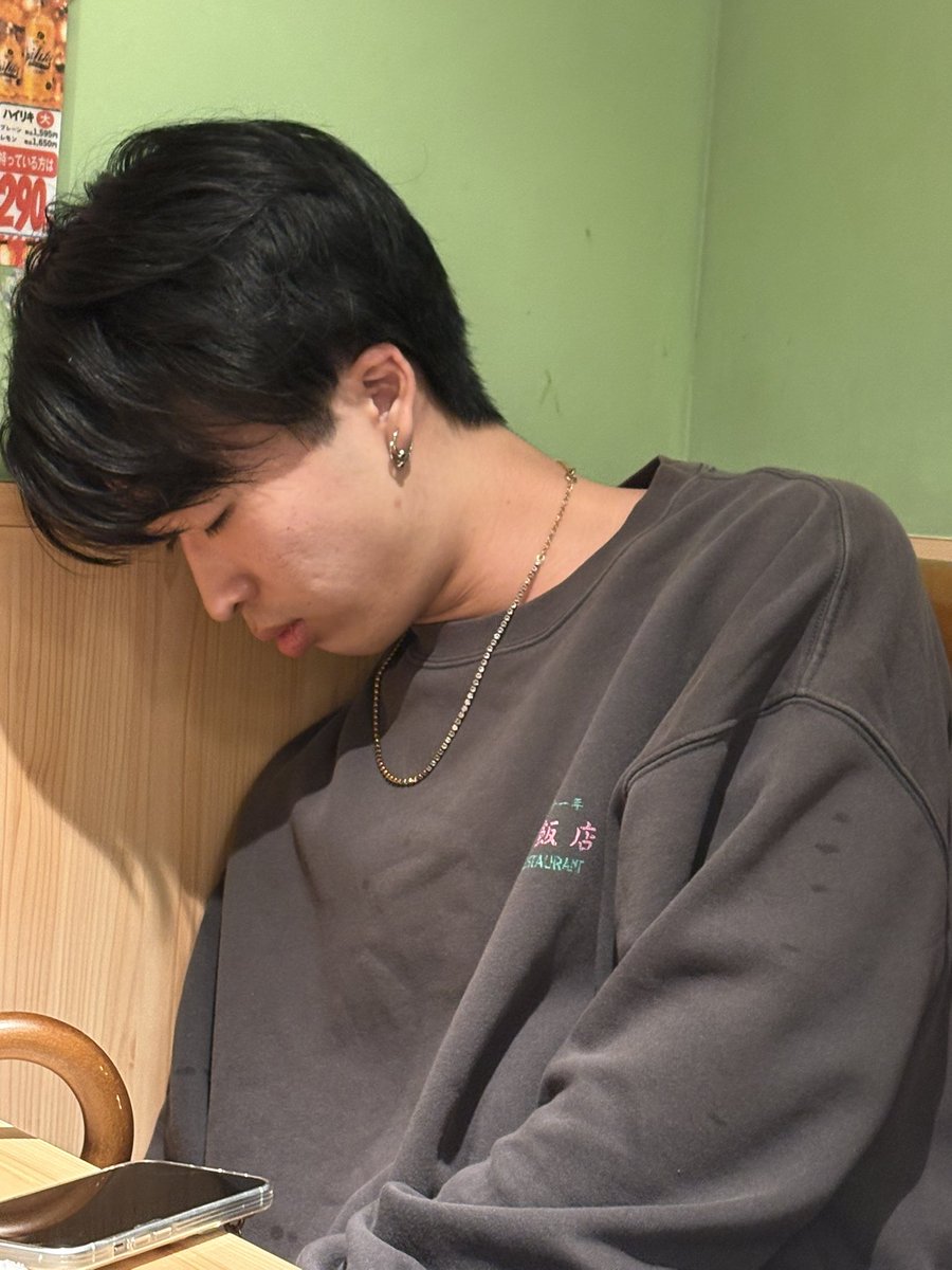 kohei6r's tweet photo. @Moon02210319 だよな笑

走って外に吐きに行ってまた寝たよこいつは https://t.co/R2x6sP8wcw