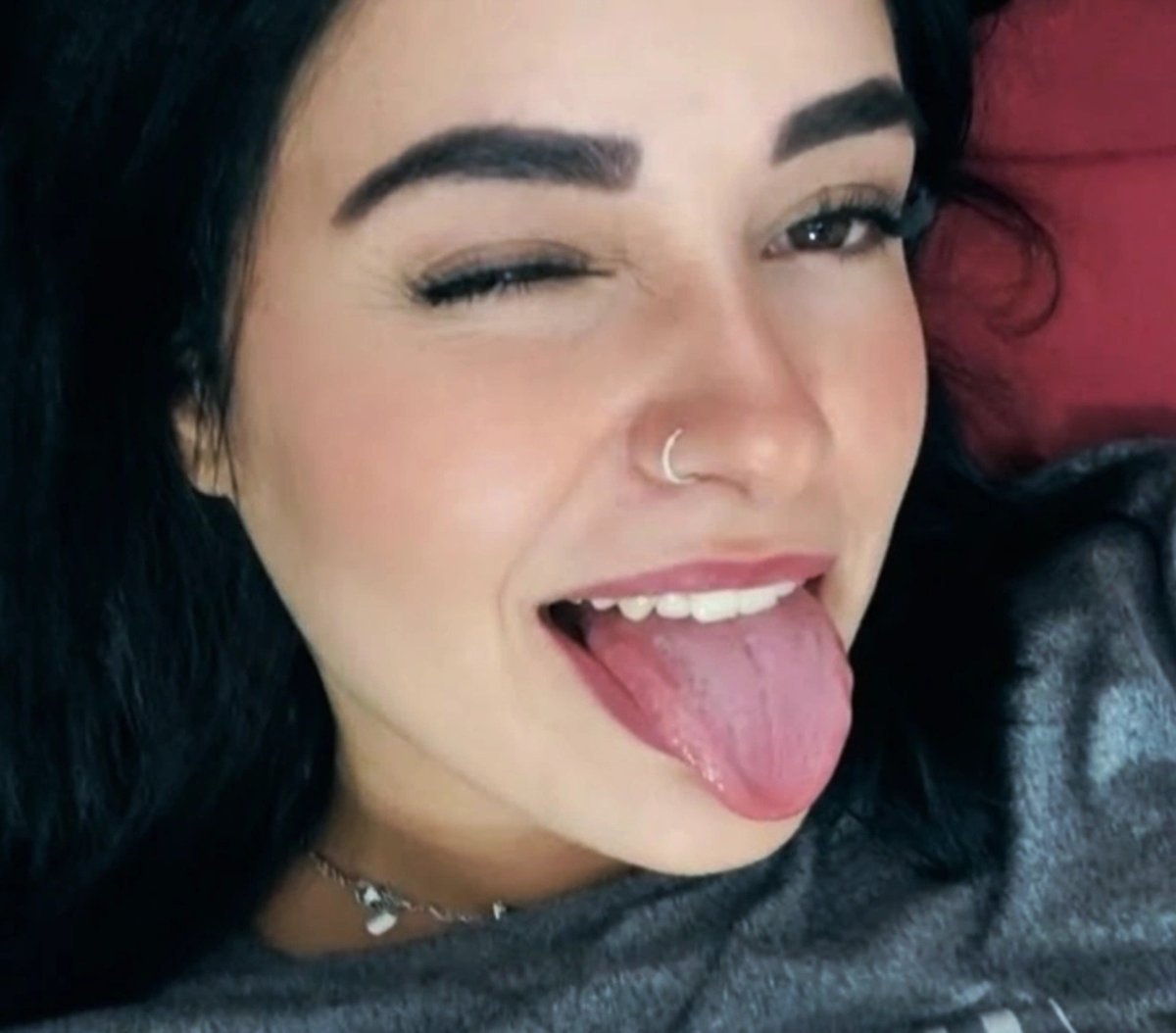 _b_e_a_h's tweet photo. Foca em tudo, menos na minha língua 👅 https://t.co/L6r6yn05IV