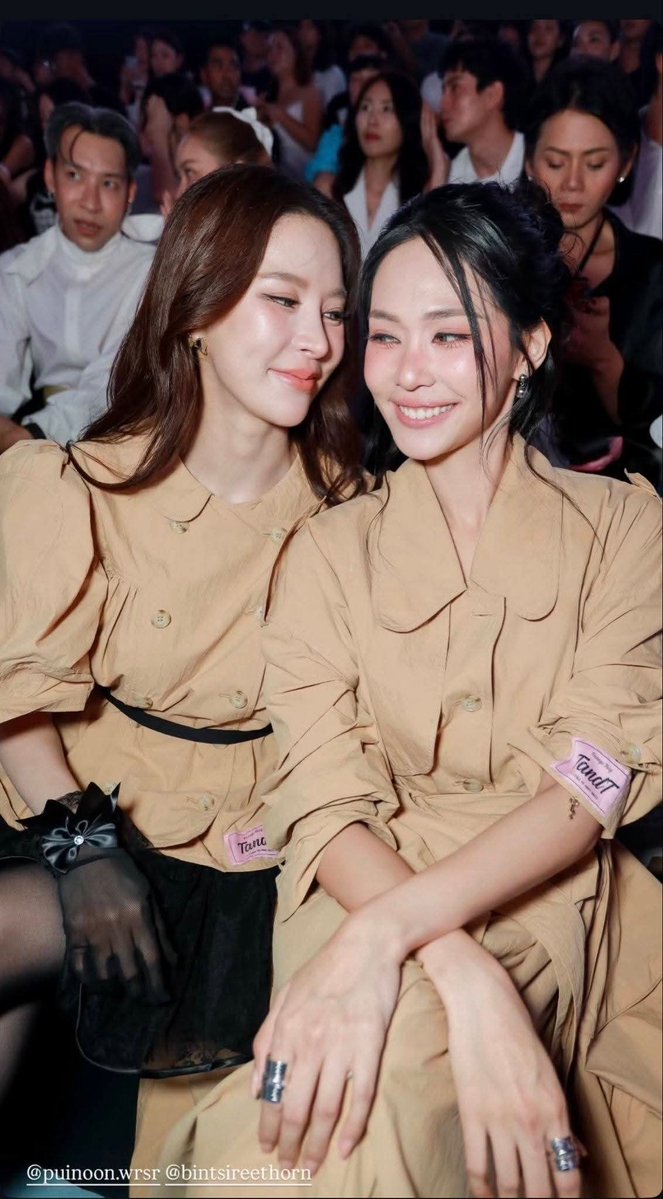 SunSmileM's tweet photo. ถึง
     K.บิ๊นท์ สิรีธร ลีห์อร่ามวัฒน์
     K. ปุยนุ่น วรางค์ศิริ ธนจรัสวรภัทร์

ถ้าผ่านมาเห็นข้อความนี้ เราตั้งใจพิมพ์ให้ด้วยใจและความรู้สึกจากใจ

ขอบคุณที่คุณเกิดมาในโลกใบนี้ ขอบคุณที่เสียงร้อง รอยยิ้ม หรือผลงานของคุณเดินทางมาทันเวลาในวันที่โลกของฉันมันใจร้าย
บางครั้งฉันก็อดคิดไม่ได้ว่า การที่เราชอบใครสักคนที่เราไม่เคยได้รู้จักกันจริงๆ มันจะมีความหมายอะไร แต่พอได้ดูผลงานของคุณ หรือมองรอยยิ้มนั้นผ่านหน้าจอ ฉันถึงรู้ว่าพลังงานบางอย่างมันไม่ต้องใช้คำอธิบาย มันแค่เข้ามาโอบกอดหัวใจที่กำลังเหนื่อยล้าให้กลับมาเต้นต่อได้อีกครั้ง
โลกใบนี้บางทีก็ใจร้ายกับพวกเราทุกคนเกินไป และฉันรู้ว่าเบื้องหลังแสงไฟ เสียงปรบมือ หรือรอยยิ้มที่คุณมอบให้คนดู คุณเองก็ต้องผ่านวันที่ยากลำบากมาไม่น้อยเหมือนกันต้องขอบคุณซีรีย์ข่มขลังนะที่ทำให้เราได้รู้จักพวกคุณ ถึงจะช้าที่ได้รู้จักและได้ดูผลงานของพวกคุณแต่อย่างน้อยก็ได้รู้จัก ได้เข้าด้อมพบพระ อาจจะรู้จักพวกคุณช้ากว่าที่พวกคุณรู้จักกันมา 1 ปี แต่เรารักคุณทั้ง 2 คนนะหวังว่ามีโอกาสจะได้ไปเจอและได้สัมผัสความน่ารักและขี้เล่นของพวกคุณ หลังคุณ 1 ก้าวจะมีเราอยู่เสมอ อาจซัพพอร์ตไม่มากแต่เรารักคุณด้วยใจจริง
รักและชื่นชมคุณทั้ง 2 คนนะ เราไม่ทิ้งใครไว้ข้างหลัง เพราะคุณ 2 คนมาด้วยกัน เติบโตพร้อมกัน

from Smile
#bintsireethorn 
#ไอ้ทองของเเม่ครู
#บิ๊นท์สิรีธร
#puinoonwrsr
#เจ้าก้อนแบตของปุยนุ่น