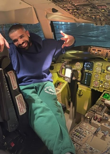 Rap's tweet photo. Drake celebrated his 40th birthday with private parties in two different cities‼️✈️

▪️Toronto — CN Tower celebration
▪️New York — Dinner at Mamo
▪️Travelled aboard his $185M private jet https://t.co/xWI2gM5QJr