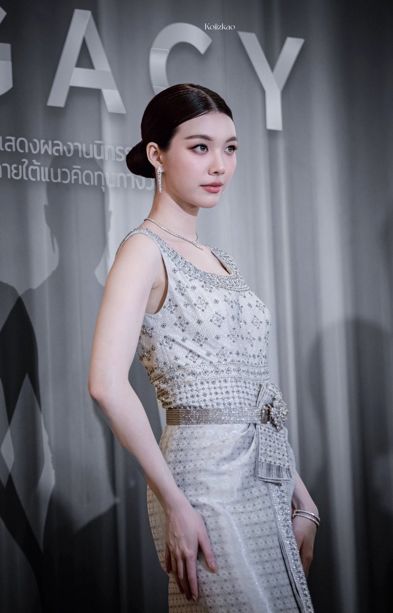 LLLorm's tweet photo. That’s ROYAL BEAUTY in Thai Traditional Wears https://t.co/iIsgR9ZMth