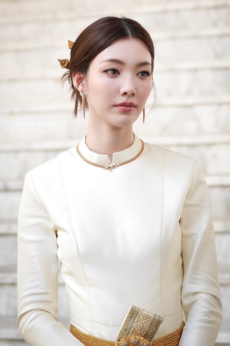 LLLorm's tweet photo. That’s ROYAL BEAUTY in Thai Traditional Wears https://t.co/iIsgR9ZMth