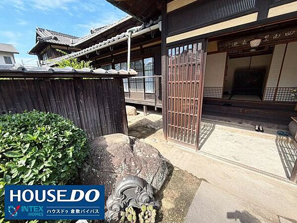 kenchiku_youkan's tweet photo. 岡山県倉敷市に明治時代築の素敵な古民家が売り物件で出ています。
敷台玄関や廊下まわりの船底天井や下地窓など見所がたくさんで楽しいお家。

https://t.co/NoiQPmWFMr https://t.co/DoqxeMSijR