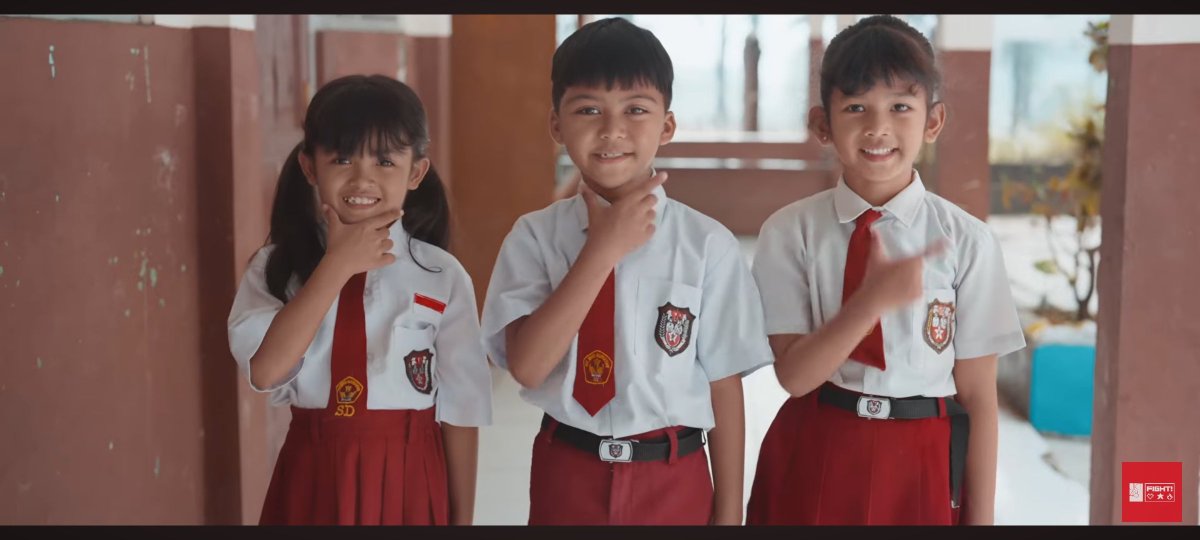ramagada_'s tweet photo. Bangga banget sama kalian JKT48 dan seluruh tim yang terlibat di lagu dan music video ini, mengharukan banget.. Lagu ini aku nobatkan jadi lagu original JKT48 terbaik!! 

Prechorusnya cakep banget, masuk ke chorus ke-2 langsung menangis nontonnya karena bagus banget dan terasa sangat hangat!!

Belum lagi bagian break dance, ada mashup lagu Indonesia, dengan tari-tarian tradisional, dan tentunya ishou yang menggunakan beragam jenis kain Indonesia, mengingatkan lagi pada kita untuk bangga...

Pesan lagu ini juga ironi banget ya, di tengah kondisi Indonesia yang enggak baik-baik aja, mereka sebagai musisi ngajak kita untuk tetap "Tersenyum"

Hidup Idol yang Melawan!!

Sakses terus deh orang-orang baik!!!

@officialJKT48 
#JKT48 #JKT48Fight #JKT48AyoSenyumlah #JKT48AyoSenyumlahMnG