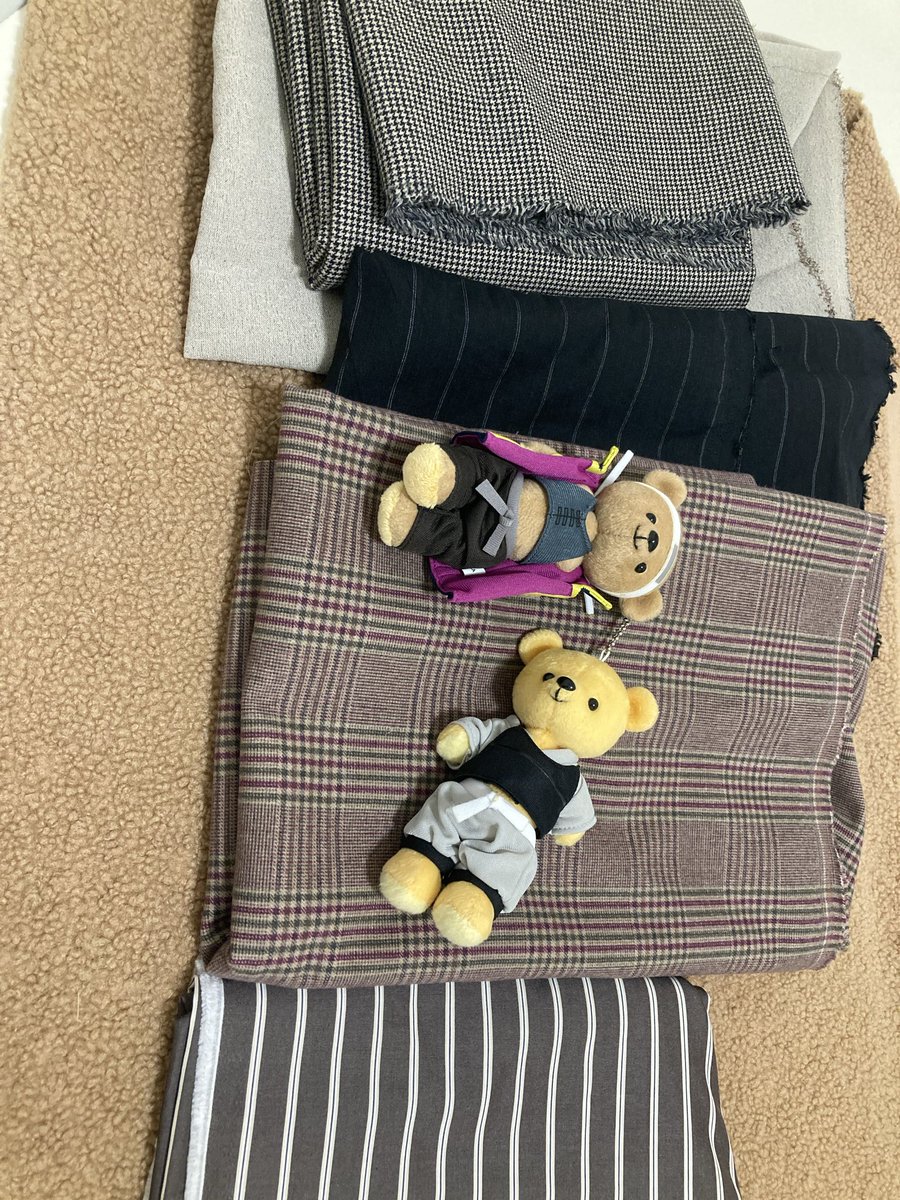 uminomaru's tweet photo. 布病患者なんでまた布買ってきた。この生地でバッグでも仕立ててファーベスト作って萩いこうな我が家のろくでなし…銀さん羽織とれてたけど https://t.co/EGahpbE3bC