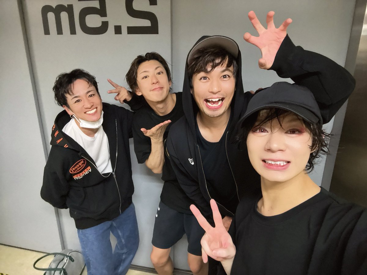 trampshunya's tweet photo. 『#刀ミュ』

今日はりゅうくん、鳥くん、臨王さん、大地くんが来てくれました！！

ラスト1日に向けて気合い入りました！！

ついに明日が大千秋楽日！！

ここまでみんなと培ってきた全部を出し切って終われたらと思います(*´-`)

がんばるぞー！！ https://t.co/Ir3hdgwW5A