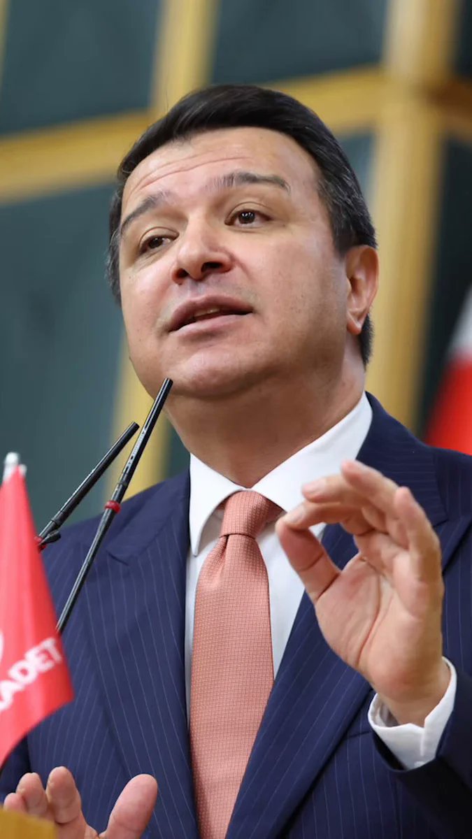 HamdiCelikbas6's tweet photo. Saadet Partisi lideri Mahmut Arıkan:

◼️ NEPOFON; 900 milyar TL'lik fon soygunun soy haritası!  

◼️ Babalar, oğullar, damatlar…  

◼️ Devlet kurumlarını aile şirketine çeviren bu yapı, çürümüş bir sistemin akan cerahatıdır.  

◼️ Dün jakobenlik eleştirisi yapanların bugün inşa ettiği nepotik düzen, Türkiye için bir beka meselesidir!  

◼️ Yüzbinlerce gencimiz işsizlikten umudunu yitirirken bir avuç mutlu azınlığın çocuklarına ve damatlarına açılan ayrıcalık kapıları, bu ülkenin evlatlarına yapılan en büyük haksızlıktır.  

◼️ “Cerrah titizliğiyle çalışıyoruz” diyenler, çürümenin kaynağına dokunmadan, birkaç ismi görevden alarak güveni tesis edemez!  

◼️ İpin ucu da sonu da meydandadır! 

◼️ Liste elinizdedir, sorumluluk da yetki de sizdedir!  

◼️ Fon Terör Örgütü mensuplarının her biri yargı önünde tek tek hesap vermelidir.
