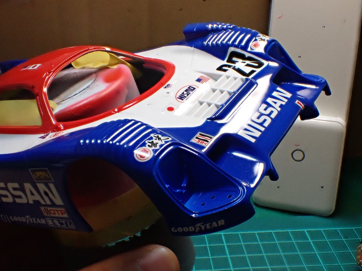 Modeler_Rabbit's tweet photo. 1/24 ハセガワ 日産R91C デイトナ24H優勝🇯🇵🇺🇸

デカールの段差を消したので、中間クリアをしました。すでにいい感じでテカリがありますが、乾燥させた後で最終の研ぎ出しをしていきます。そしてボディ内部も完成。見えないところは適当主義のラビットです😅

#Cカーandルマンカーコンペ2026
#R91CP https://t.co/FhX79FAdaY