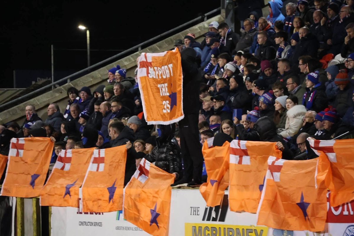 Cairnlodge1's tweet photo. #LinfieldFC fans show their support for the 35 #OrangeMen in #Drumcree. 🟧🟠🇬🇧☘️ https://t.co/RsMwx1tzqz