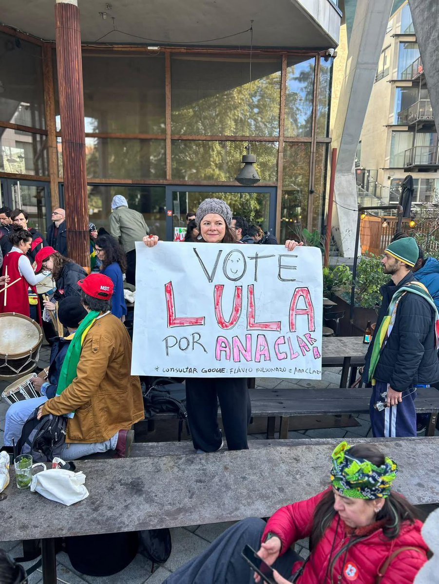 MidiaNINJA's tweet photo. Hoje, a comunidade brasileira em Bruxelas, na Bélgica, se reuniu em defesa da democracia e da reeleição do presidente Lula! ⭐️🦑

📸 @jacksilveira_1 https://t.co/5TXOpBJR1V