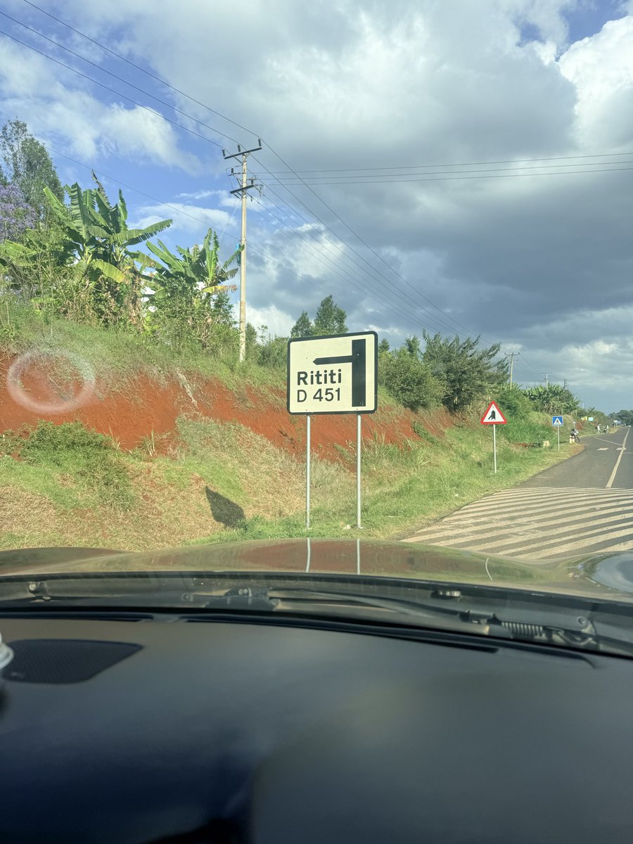 Dr_AustinOmondi's tweet photo. Central has the best road network in Kenya. I’m deep inside Ngandu and there are roads mpaka sebuleni. https://t.co/i3vV2Idmlm