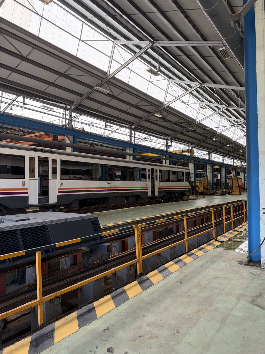 JR_FERROVIARIO's tweet photo. Jornada de puertas abiertas @Renfe BMI Málaga  
#SemanaDelTREN https://t.co/ghPDsmyjnv