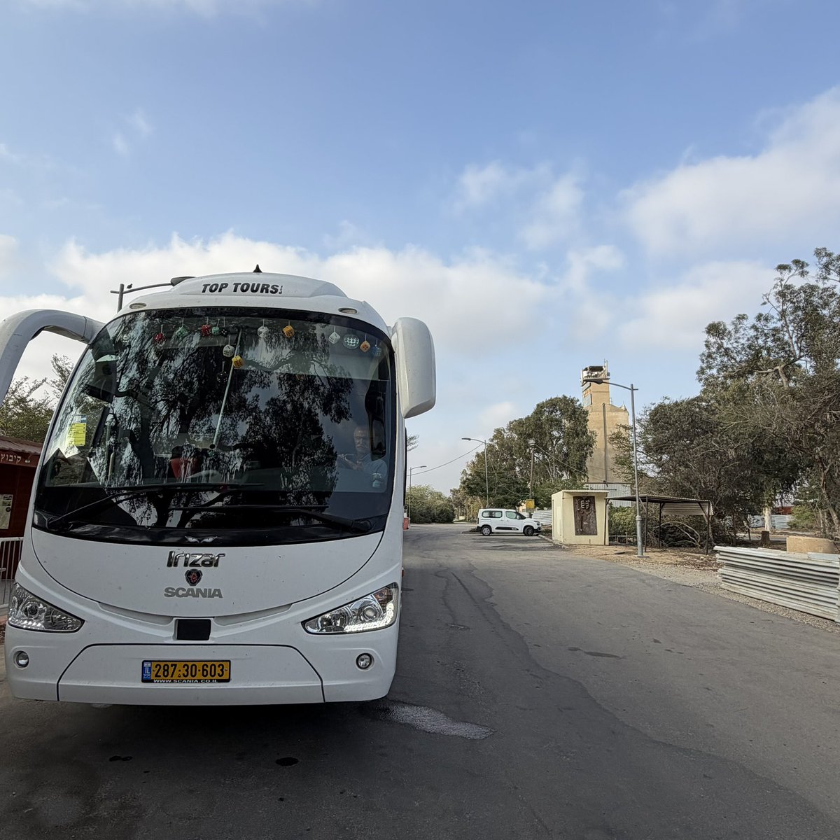 avshazs's tweet photo. לראשונה מאז אוקטובר 2023 יוצא עכשיו אוטובוס מניר עוז לעצרת. 

אנחנו בדרך לכיכר החטופים, לעצרת של מועצת אוקטובר, וזה מרגש להיות חלק מזה. עם הזיכרון של מי שאיבדנו, ועם הנחישות לבנות כאן עתיד אחר, של שינוי ותקווה. בואו להיות איתנו בכיכר. https://t.co/QxabndyxQH