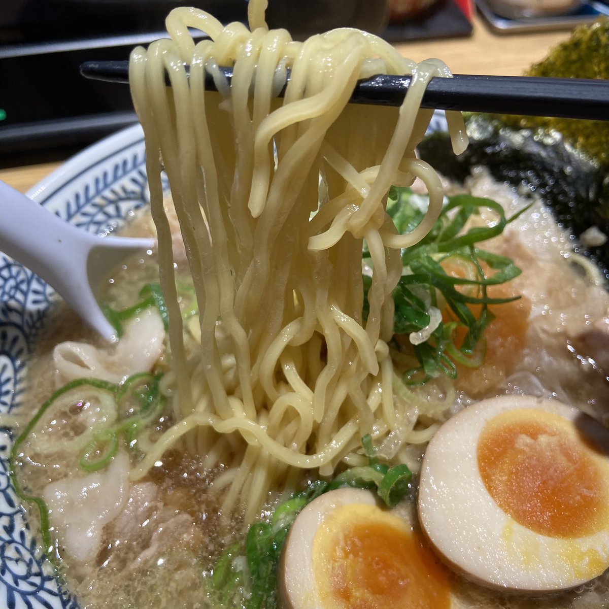 foxxtale's tweet photo. 今週の週一ラーメン🍜（遠征編）福山

ライヴ後の締めラーメン。楽しすぎて打ち上げ参加したかったけど、遅くなるとキツイので早々離脱。
皆さんと別れて…やはり釣られて目の前のこのお店に。ラーメンは食うんかい。

たまーに食いたくなる丸源の肉そば。チャーハン、餃子セットで。

#ラーメン https://t.co/vhoyjCj309