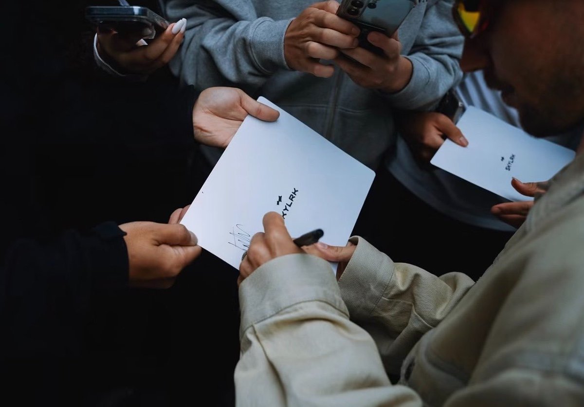 jdbxxliwl's tweet photo. JUSTIN BIEBER FIRMANDO AUTÓGRAFOS EN 2026??? PIDAN UN DESEO https://t.co/kqtOSc7nk0