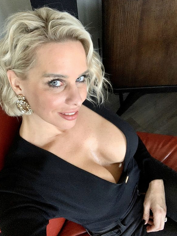 EmmeryStef55865's tweet photo. Planning on earning my attention tonight, or just watching from afar? 🥂 https://t.co/Z68TR1iq1w