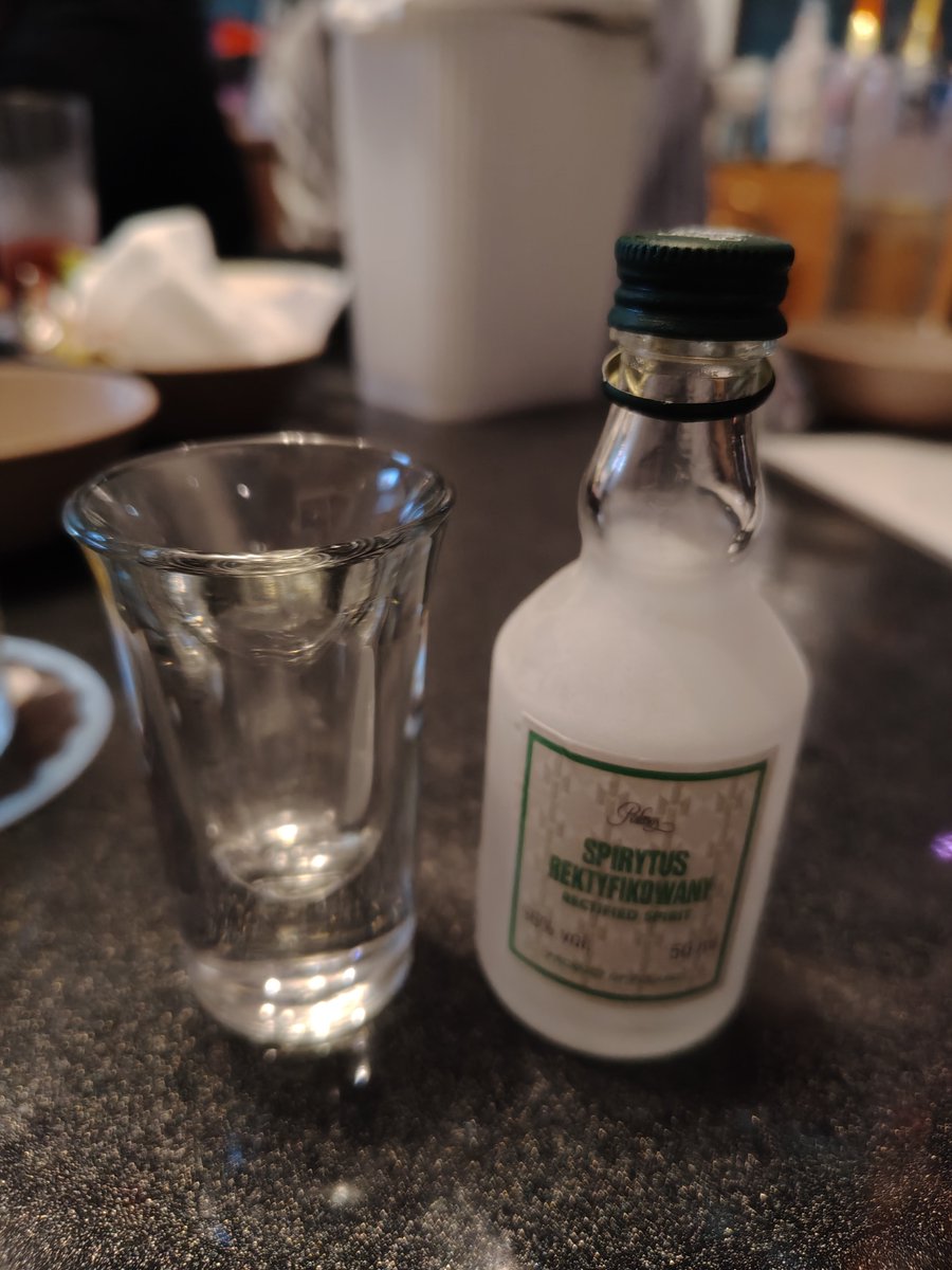 2D02tenma's tweet photo. 燃える水とハブ酒で乾杯( ᐙ )⸝🥂✨٩(ˊᗜˋ*)و https://t.co/g00M074KVE