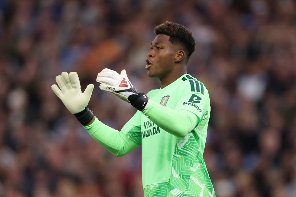 Romain_Molina's tweet photo. Sans trop de surprise, Zion Suzuki s'est imposé à Aston Villa et fera probablement partie des recrues de l'année en Premier League

Ce qui n'empêche pas que son transfert a été très compliqué à cause des intermédiaires et autres personnes ayant voulu se greffer au deal (ce qui posa notamment souci avec le PSG)