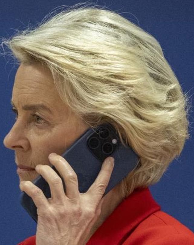 _DeutschQanon's tweet photo. 🚨 🇪🇺🇩🇪 DEUTSCHLAND WILL DIE EUROPÄISCHE UNION ABSCHAFFEN, SAGT DIE AfD-CHEFIN ALICE WEIDEL:

„Diese KORRUPTION, BÜROKRATIE, EINMISCHUNG und dieses ANTIDEMOKRATISCHE Verhalten müssen ABSCHAFFEN!“

Stimmen Sie ihr zu? https://t.co/QwrvdXy9Al