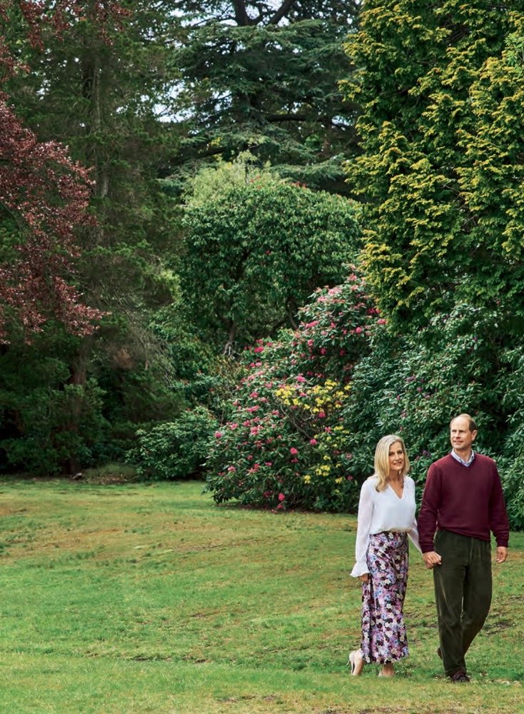Mari_Edinburghs's tweet photo. ✨A very beautiful countryside photo of The Duke and Duchess of Edinburgh and a much needed time line cleanse ♥️

📸Philip Sinden (2021, at Bagshot Park) https://t.co/k0EtGbBRy1