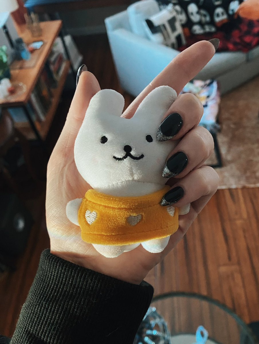 currentsleeps's tweet photo. halloween nails &amp; dijon https://t.co/26cg6zvgvA