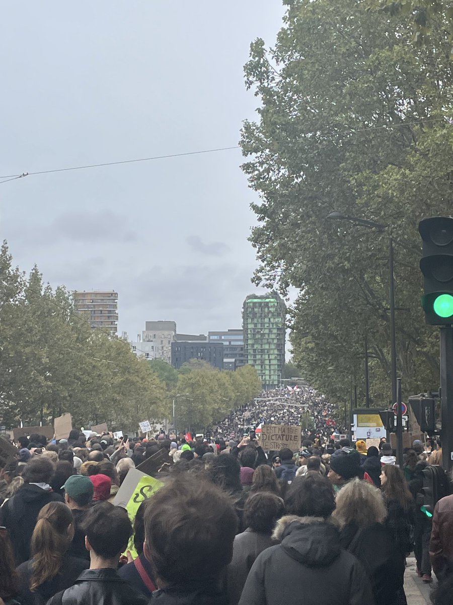 marcendeweld's tweet photo. Foule considérable à Paris. Une leçon de démocratie à ce « gouvernement » et à ce « président ». https://t.co/iPKlNY2sYN