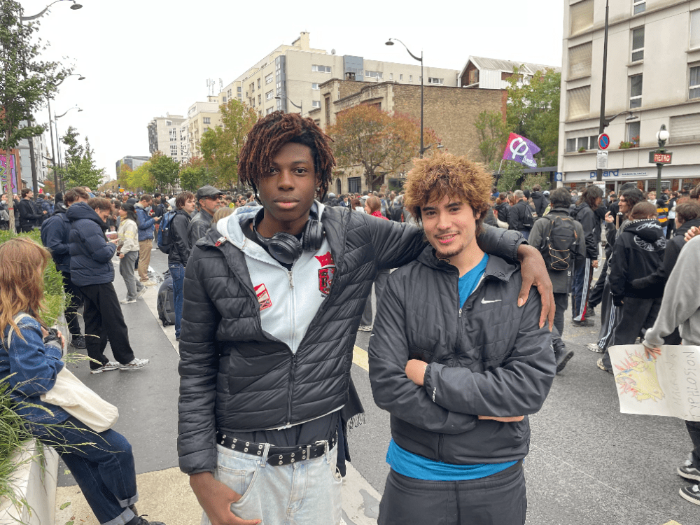 AlertesInfos's tweet photo. 🇫🇷 FLASH - Check et David, 18 ans, manifestent pour la PREMIÈRE FOIS à Paris. Venus des Mureaux, ils dénoncent leurs conditions d’enseignement et une réponse policière qu’ils jugent disproportionnée. Au fil des semaines, ils s’intéressent de plus en plus à la politique. "On veut un avenir meilleur, alors il faut se lever de son lit", confie David. (franceinfo)