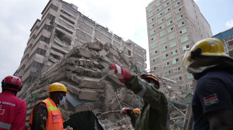 REF_INFO24's tweet photo. Kenya : effondrement d’un immeuble de 12 étages à Nairobi 
             Un immeuble de 12 étages en construction s’est effondré le 23 octobre dans le quartier d’Eastleigh, à Nairobi. Des personnes pourraient être piégées sous les décombres, tandis que les équipes de secours sont mobilisées sur place. Le rez-de-chaussée du bâtiment était occupé au moment de l’effondrement, dont les causes restent inconnues.
         https://t.co/atRw4XfCrk