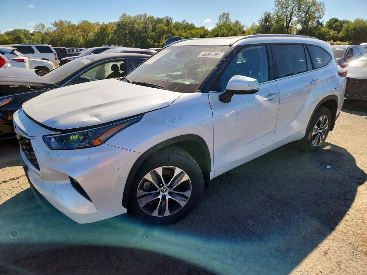 sevenk_co's tweet photo. Sold for $20,700 at Copart Hartford on Sept 29: 2025 Toyota Highlander XLE, 13,352 miles, creased hood, coded All Over.
Sold again for $32,500 at Copart Syracuse on Oct 12. Same VIN, same 13,352 miles, new hood, shot indoors.
13 days, $11,800. https://t.co/jrp3ZPxanA