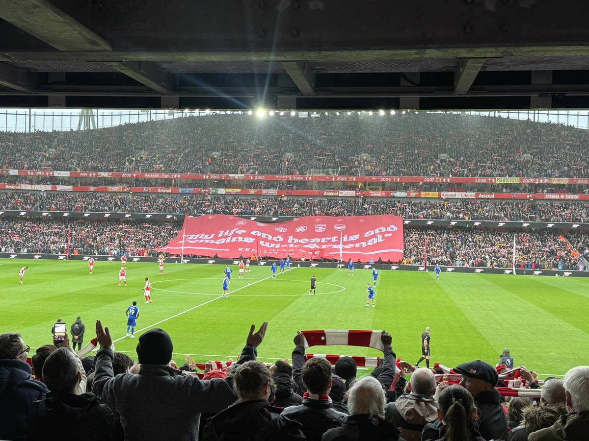 TBurrows16's tweet photo. A fitting tribute to Arsenal life president Ken Friar before today’s match at the Emirates https://t.co/uccqItCLoI