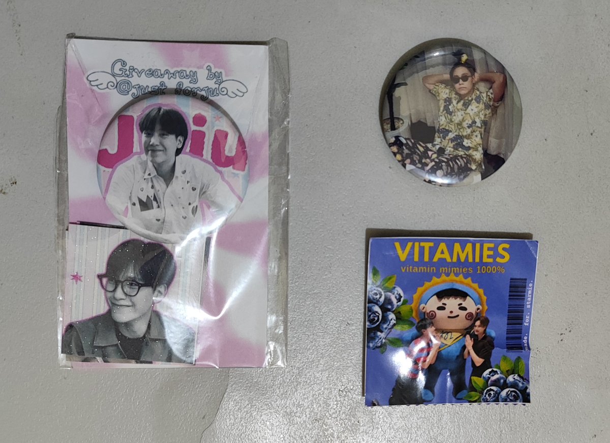 forgetmebleuuuu's tweet photo. thank you so much for making this event happen 🥰 really appreciate all the love, time, and effort you put into making this event special for everyone 💛✨

and thank you for the freebies too, everything is just too cute!!! 🥺

#JuHadMieAt30 #junniorrs #30thJuniorBDPJ https://t.co/bKMLVppVU2