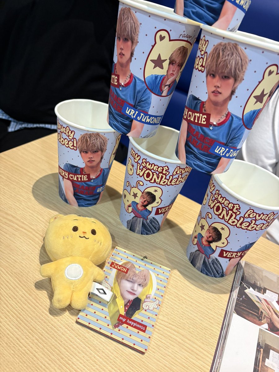 kittyvenie's tweet photo. celebrated juwon today !!! i missed my friends 😭 AAAAA thank you as always @seojeoyakult for organizing another successful event 💛🩷

#HappyWithWONblebee
#JuwonOurHappiness
#JUWON #박주원 https://t.co/qDf3Abim4J