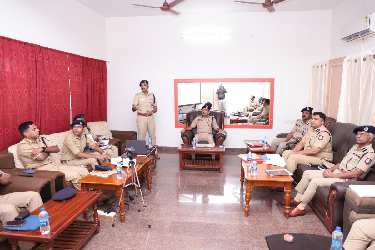 RmdDistPolice's tweet photo. இராமநாதபுரம் மாவட்டம் பசும்பொன் கிராமத்தில் நடைபெற உள்ள முத்துராமலிங்கத் தேவர் ஜெயந்தியை முன்னிட்டு பாதுகாப்பு பணிகள் குறித்து தமிழ்நாடு காவல்துறை தலைமை இய்ககுநர் Dr.மகேஷ் குமார் அகர்வால்,IPS., அவர்கள் தலைமையில் ஆய்வு மேற்கொள்ளப்பட்டது. https://t.co/FxmXriQfa5
