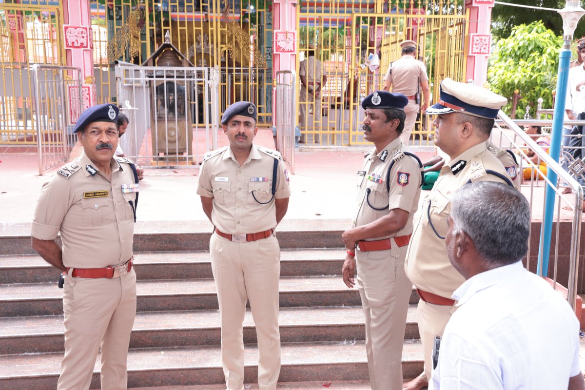 RmdDistPolice's tweet photo. இராமநாதபுரம் மாவட்டம் பசும்பொன் கிராமத்தில் நடைபெற உள்ள முத்துராமலிங்கத் தேவர் ஜெயந்தியை முன்னிட்டு பாதுகாப்பு பணிகள் குறித்து தமிழ்நாடு காவல்துறை தலைமை இய்ககுநர் Dr.மகேஷ் குமார் அகர்வால்,IPS., அவர்கள் தலைமையில் ஆய்வு மேற்கொள்ளப்பட்டது. https://t.co/FxmXriQfa5
