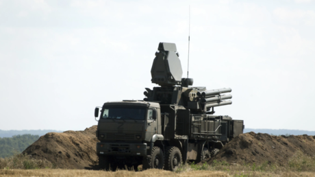 REF_INFO24's tweet photo. Le ministère russe de la Défense annonce avoir abattu 1 297 drones ukrainiens et intercepté cinq missiles de croisière en vingt-quatre heures 
             La défense antiaérienne russe a abattu 1 297 drones ukrainiens en vingt-quatre heures, ainsi qu'un missile de croisière SCALP de fabrication française et quatre missiles Neptune à longue portée, a annoncé le ministère russe de la Défense. Ces chiffres figurent dans le bilan quotidien publié par le ministère sur les opérations militaires en Ukraine.
         https://t.co/atRw4XfCrk
