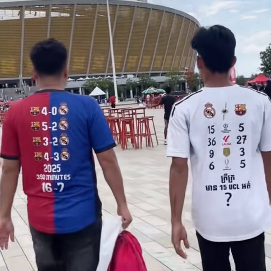 Lavozgalactica's tweet photo. No hay mejor foto para reflejar la rivalidad entre el Real Madrid y el FC Barcelona.

Mientras unos celebran partidos, nosotros celebramos títulos. https://t.co/gtjuKTx4WO